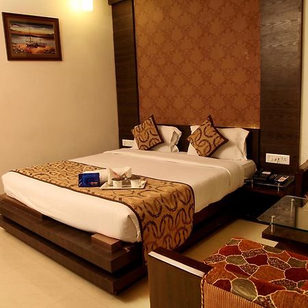 Oyo 905 Galaxy View Hotel Allāhābād Junction Exterior foto
