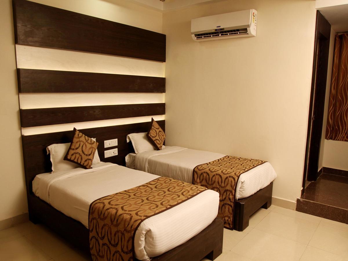 Oyo 905 Galaxy View Hotel Allāhābād Junction Exterior foto